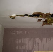 Un plafond touché par un dégât des eaux