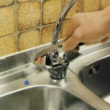 Réparation de fuite sur un robinet de cuisine